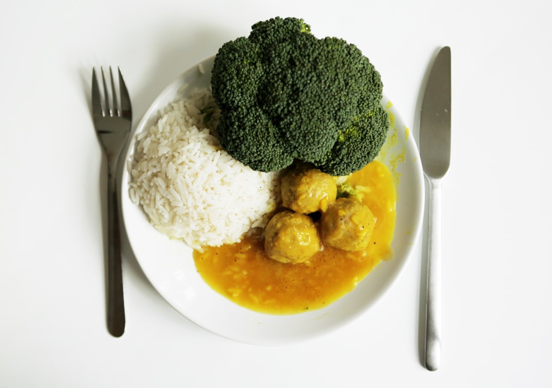 Salad sayuran segar dengan dressing sehat