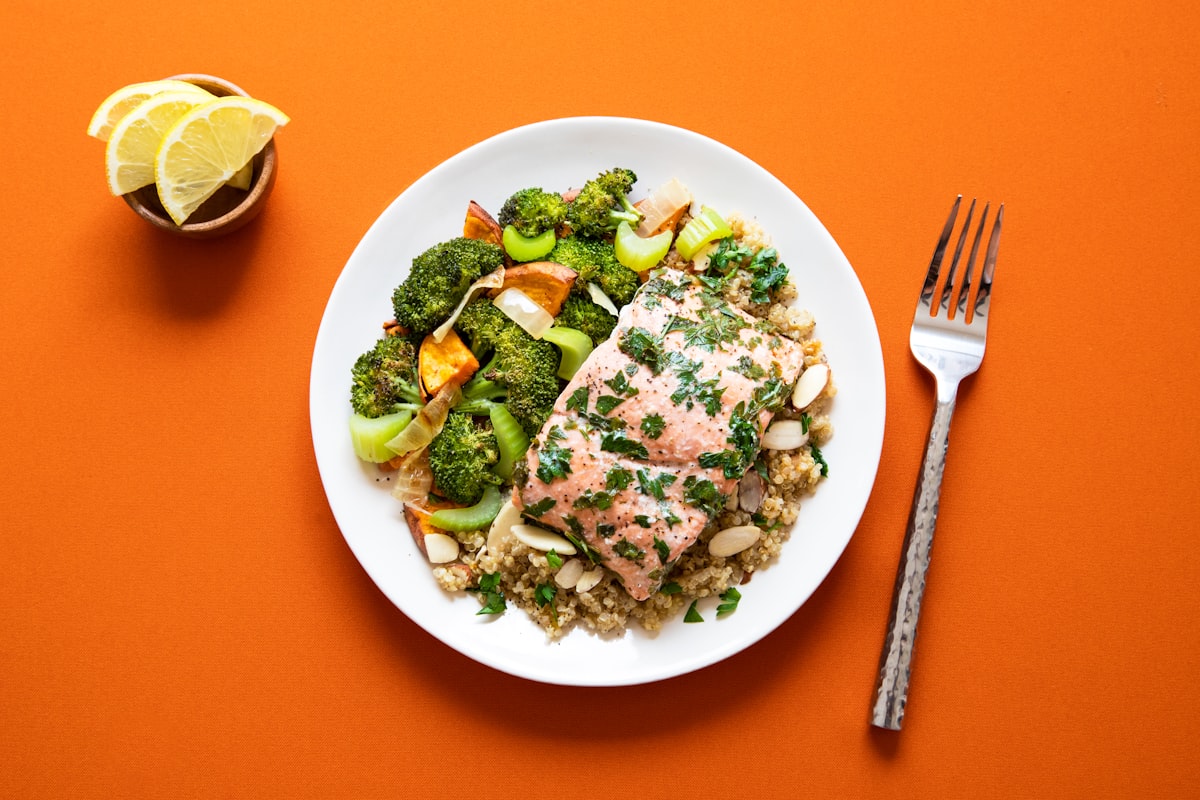 Grilled salmon dengan sayuran panggang