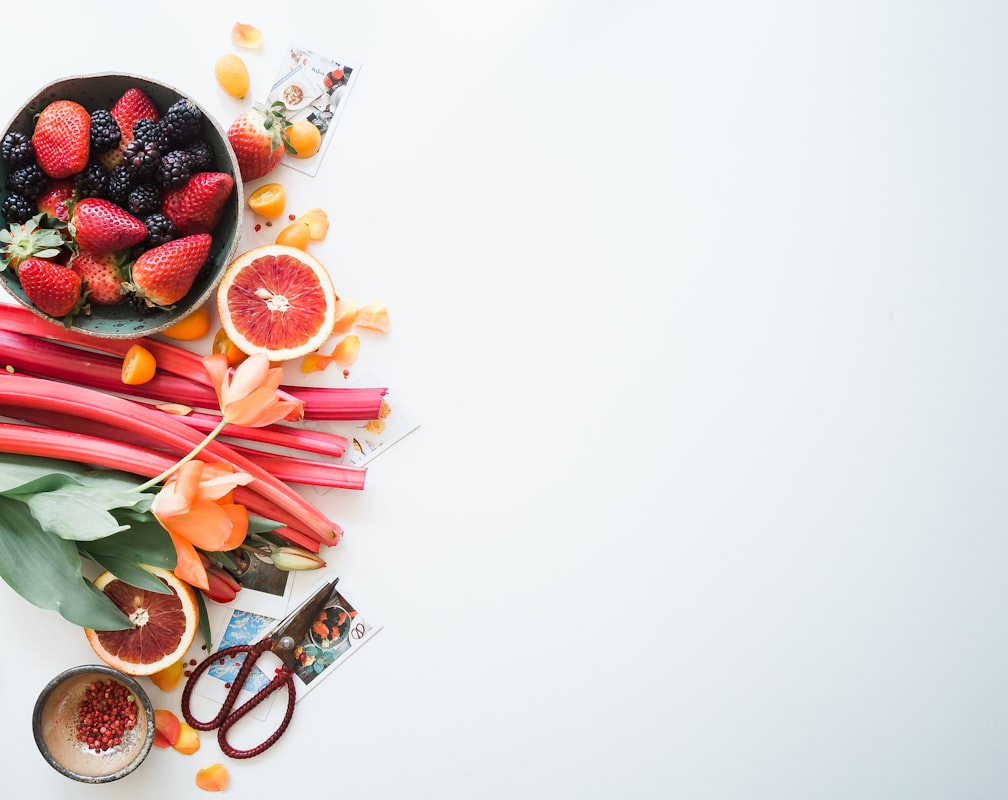 Smoothie bowl dengan buah-buahan berwarna