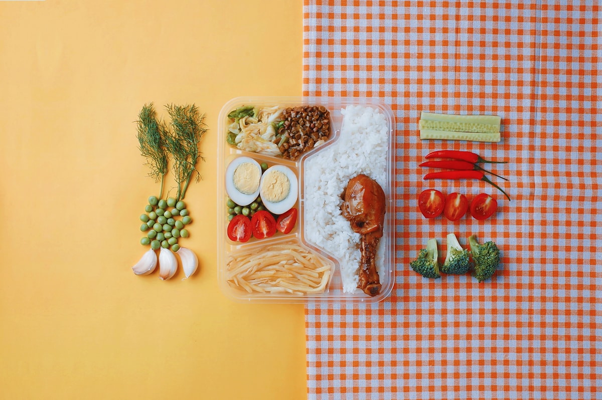 Nasi merah dengan lauk-pauk seimbang